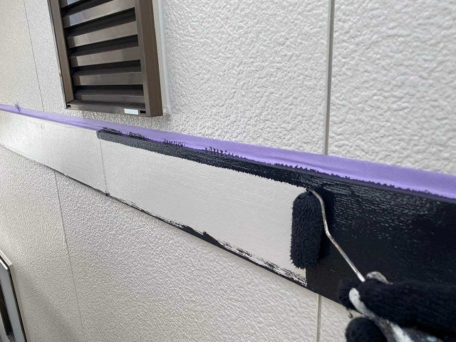日進市で外壁塗装に伴い帯板金・軒天・雨樋・水切り板金といった付帯部塗装の様子を紹介